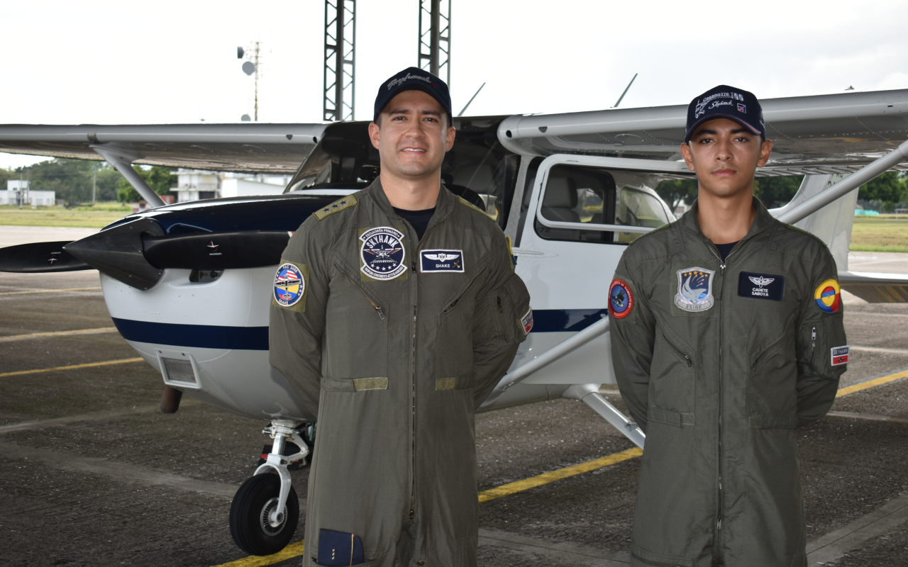 Jóvenes colombianos dan sus primeros pasos para convertirse en pilotos militares