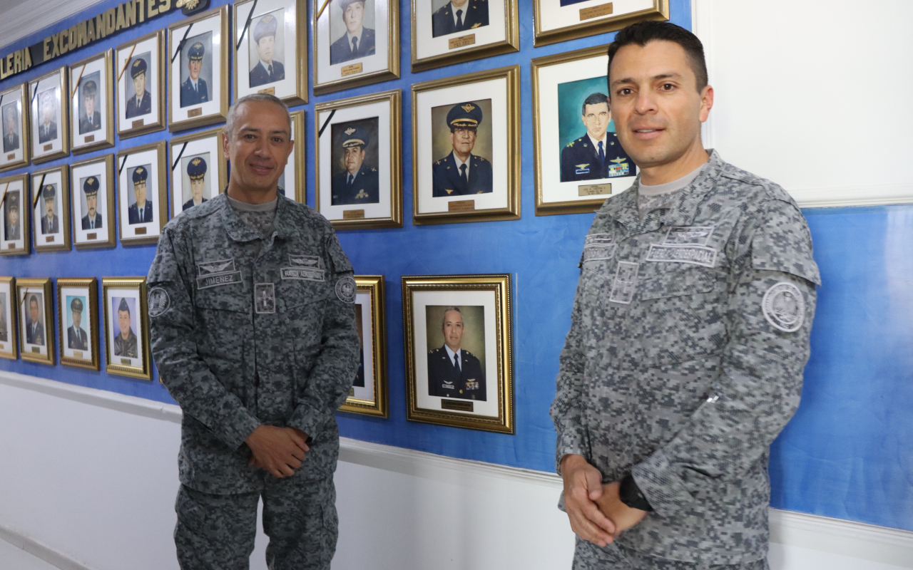 Develación del Óleo del Excomandante del Comando Aéreo de Mantenimiento