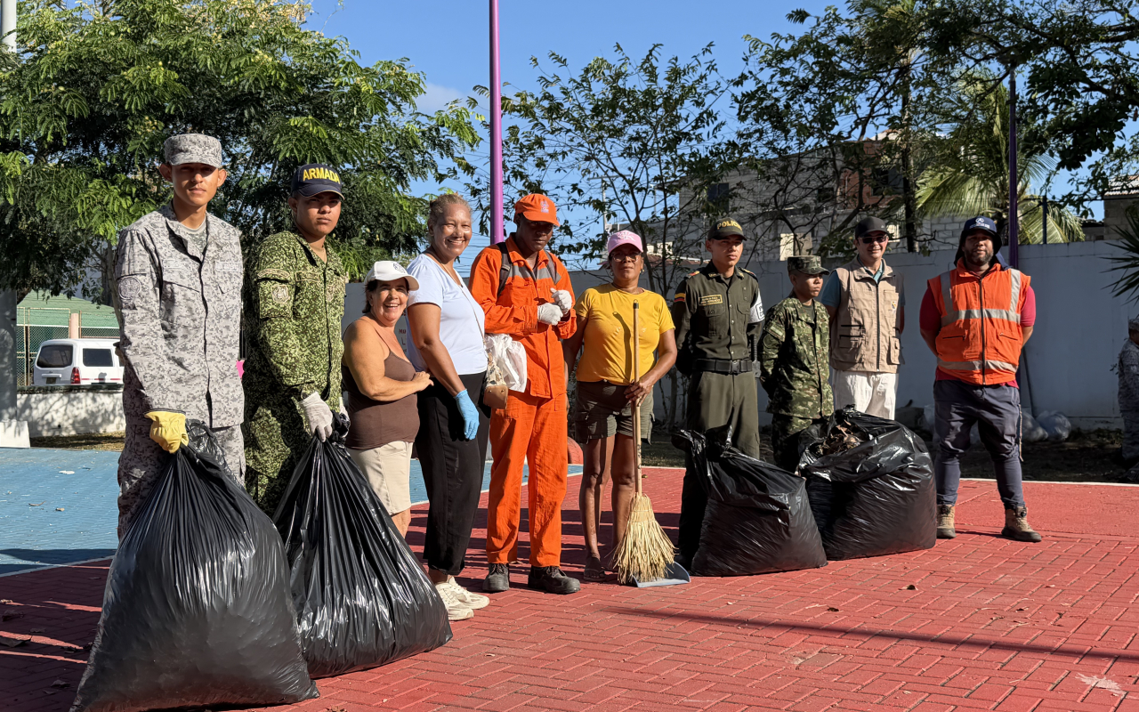 Fuerza Pública y comunidad se unen para embellecer el Parque School House