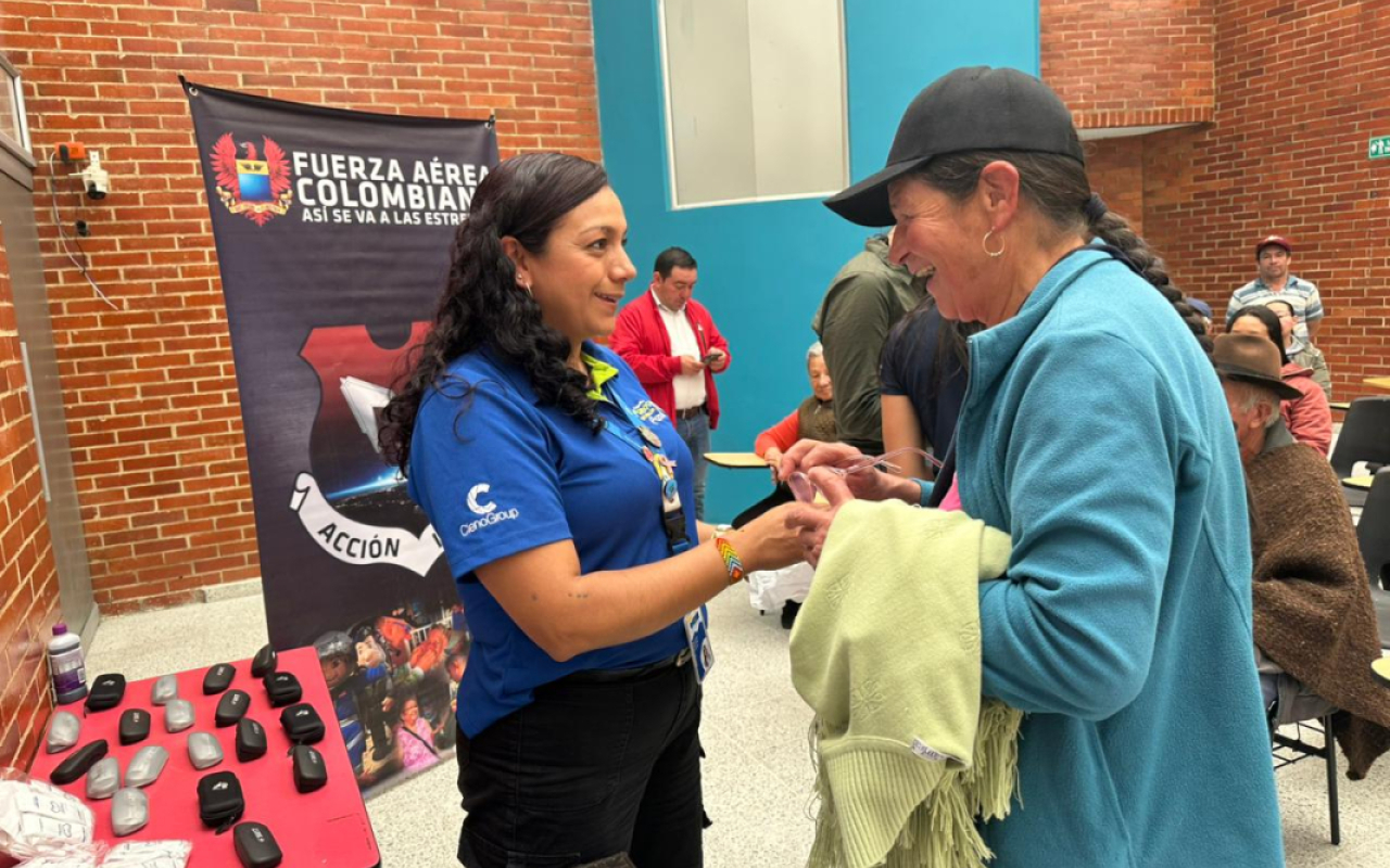 Gafas formuladas mejoran la salud visual de la comunidad en Villapinzón, Cundinamarca