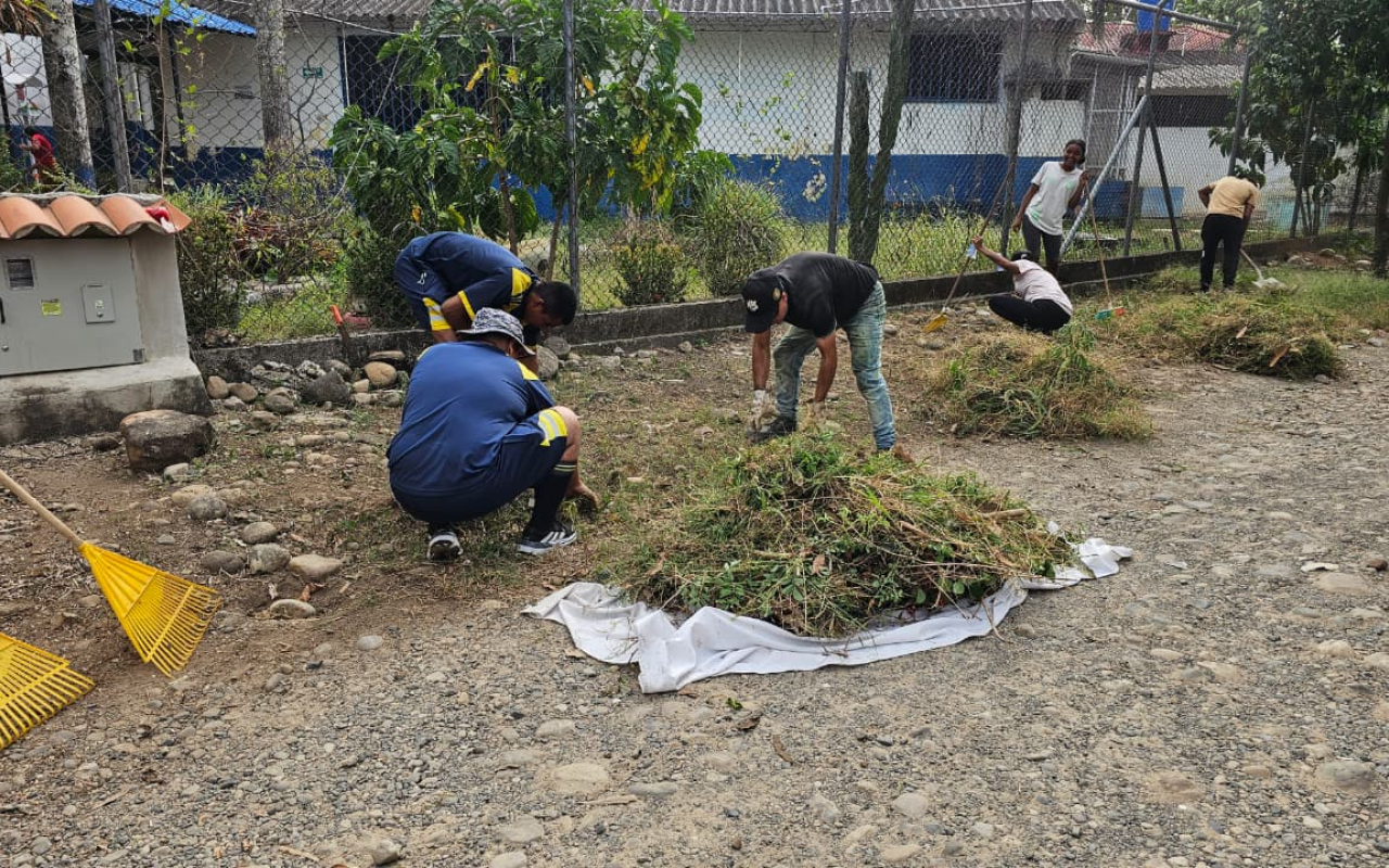 Jornada comunitaria mejoró espacios educativos en La Esmeralda