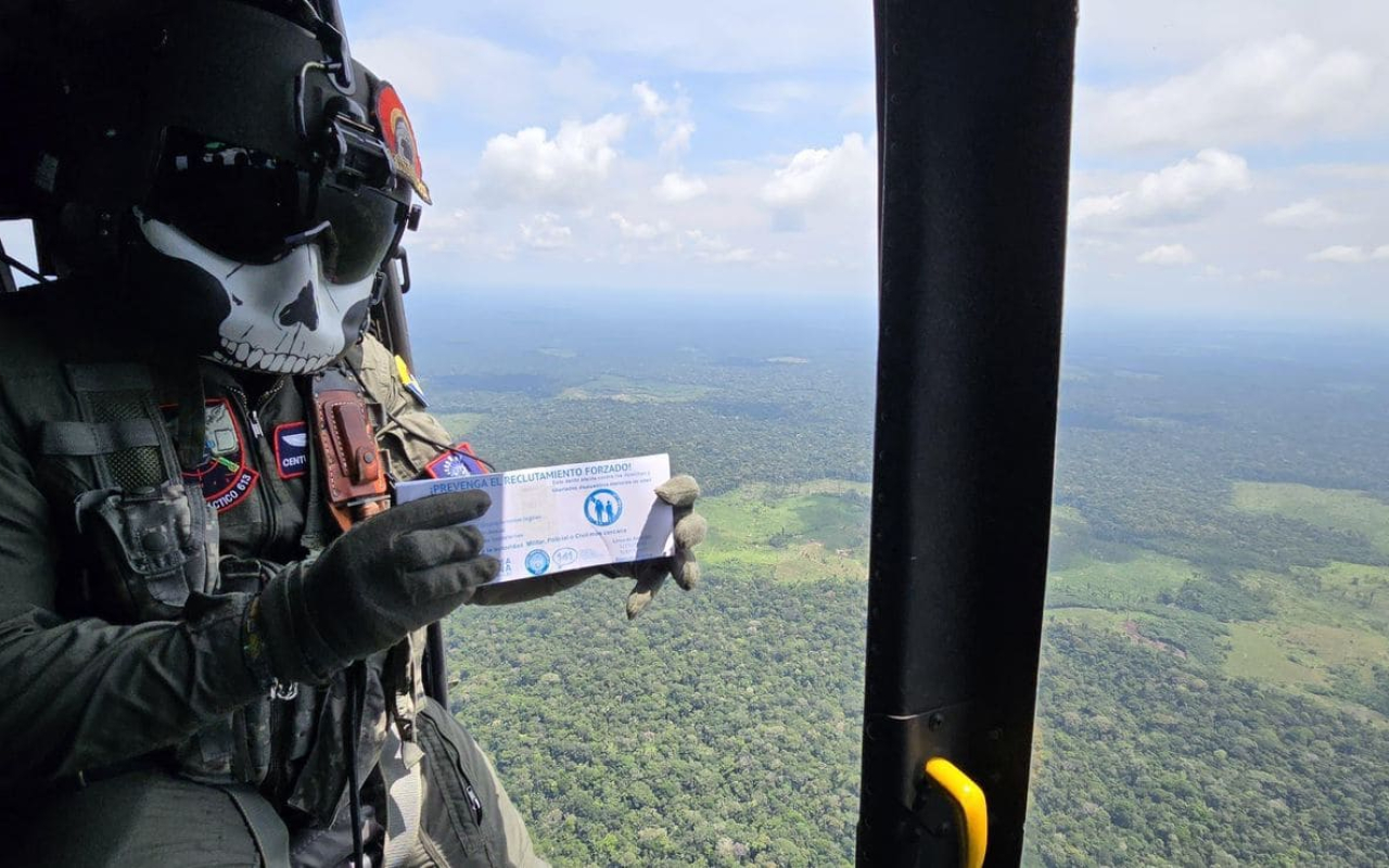 Perifoneo aéreo y lanzamiento de volantes fortalecen la seguridad del suroriente colombiano 