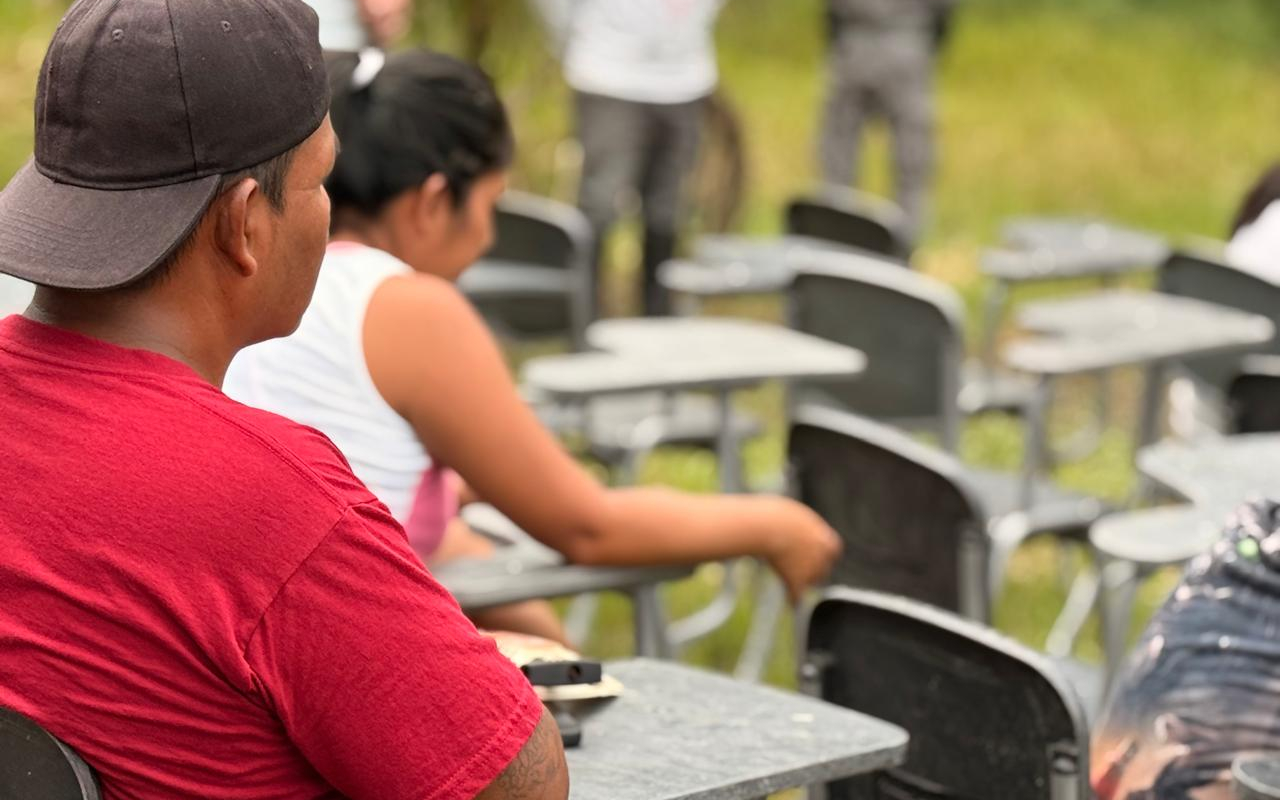 Entrega de pupitres fabricados con material reciclado benefició a estudiantes del Amazonas
