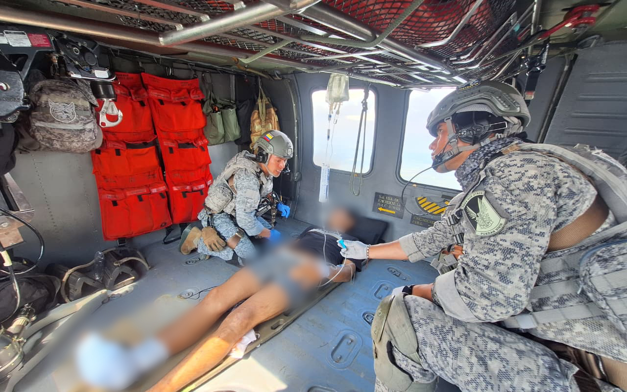  En helicóptero UH-60  Ángel trasladan joven herido por artefacto explosivo en Tibú 
