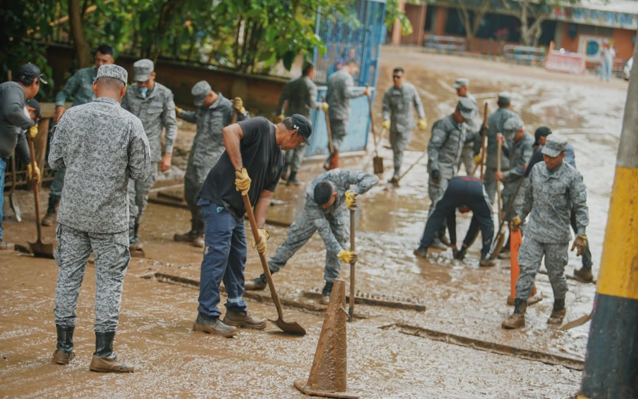 Comunidades afectadas por el desbordamiento de una quebrada en Melgar reciben apoyo