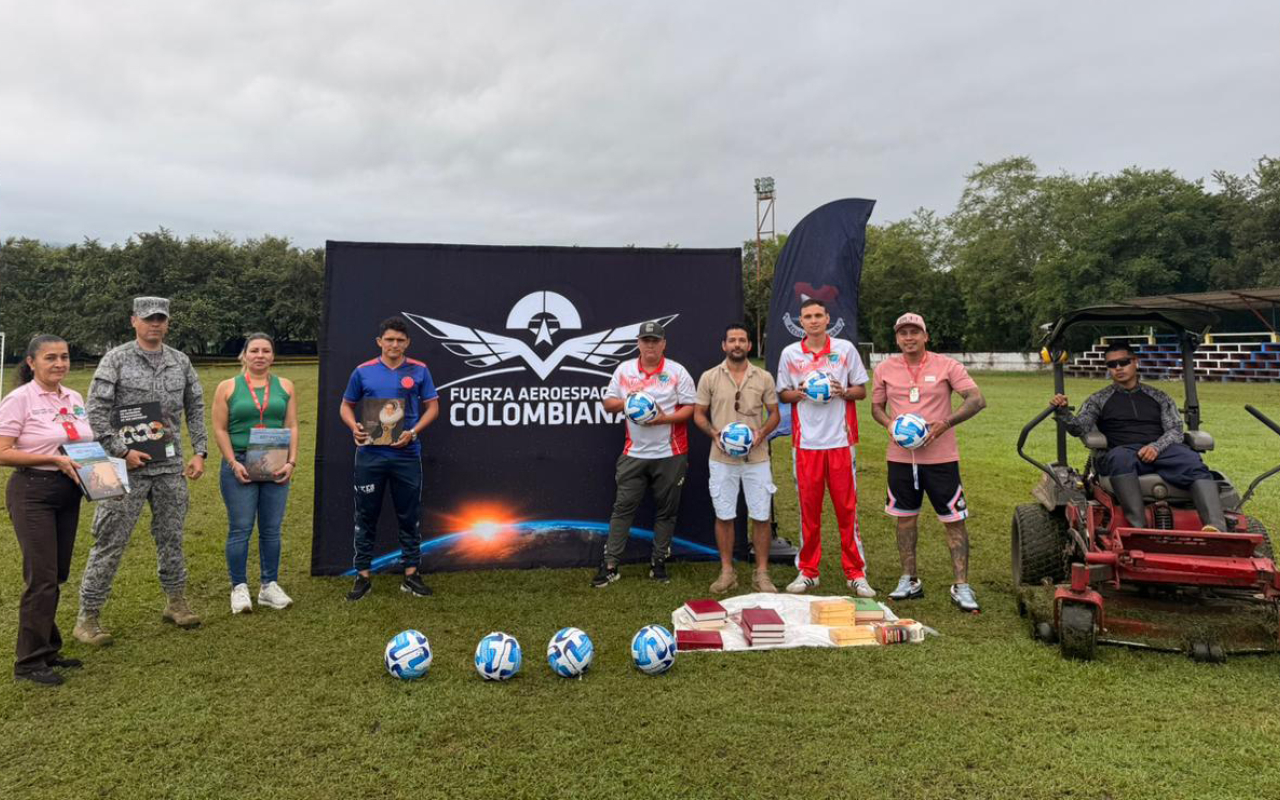 Comunidad de Puerto Salgar recibe cancha renovada, balones y donación de libros 