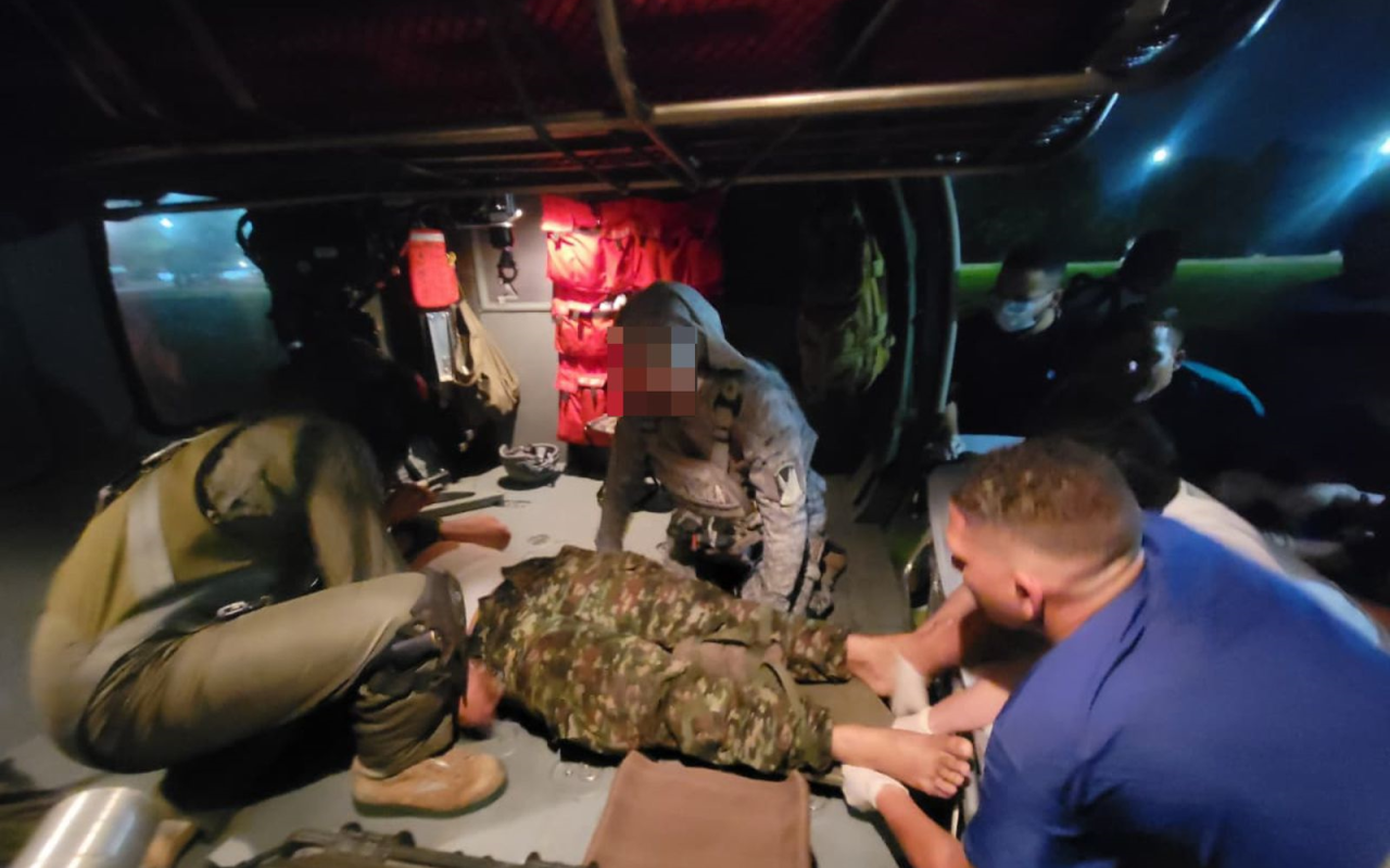 Militar herido en combate es evacuado vía aérea en Bolivar