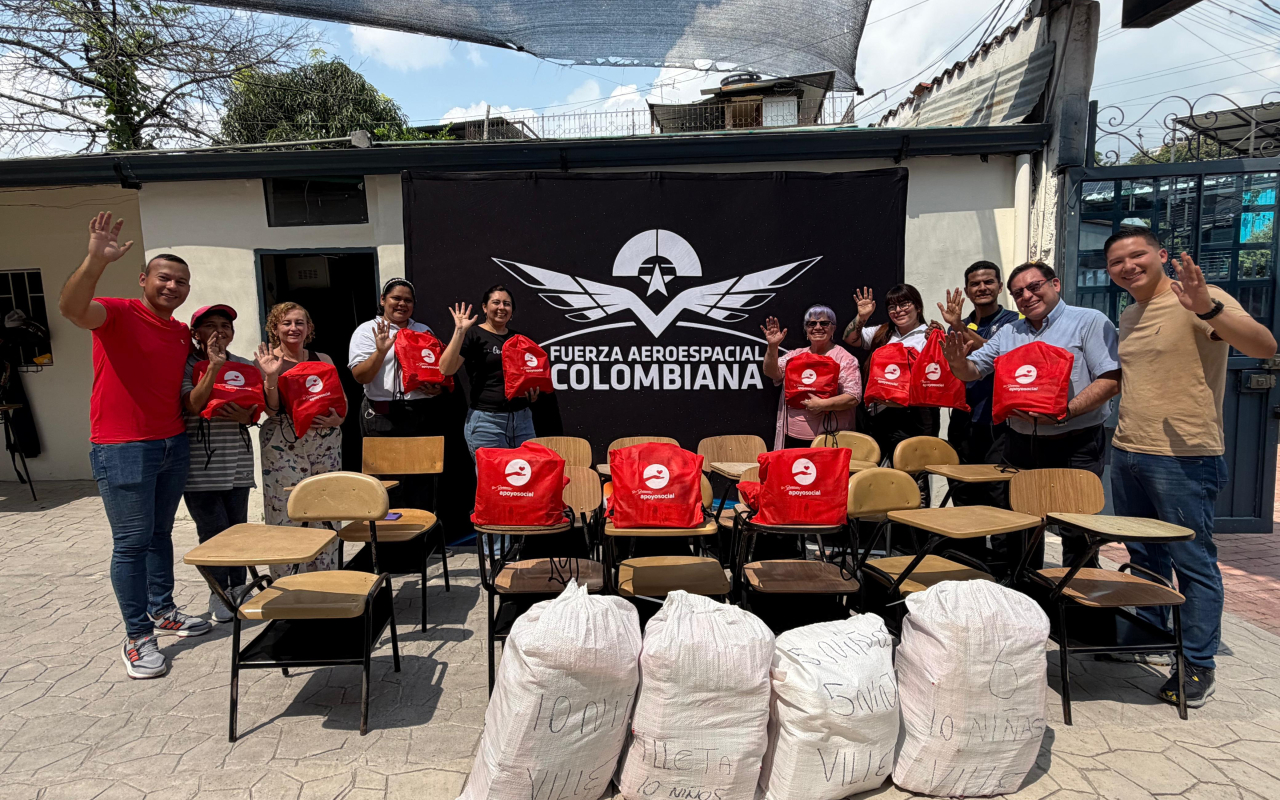 Acción Integral apoya al fortalecimiento de la educación con entrega de kits escolares y mobiliario