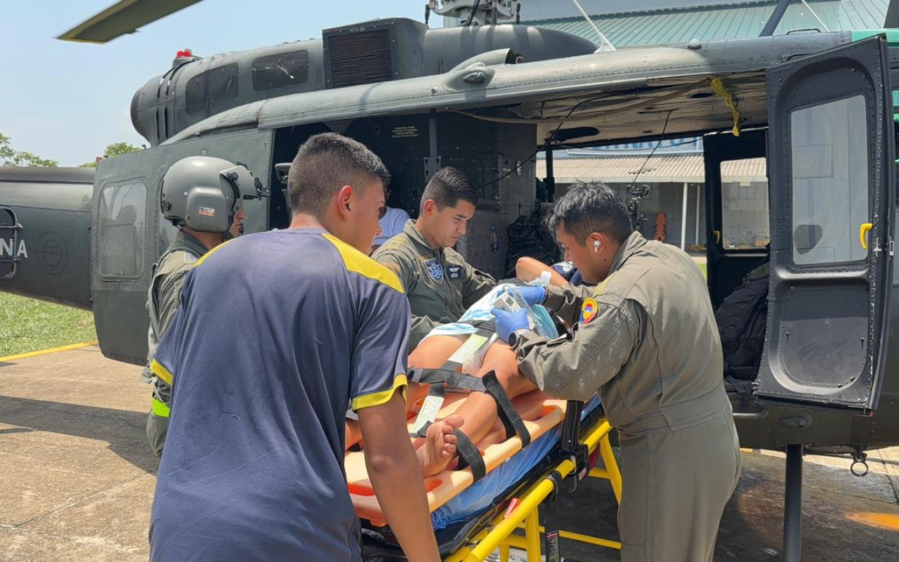 Mujer embarazada en estado crítico es trasladada por su Fuerza Aeroespacial Colombiana