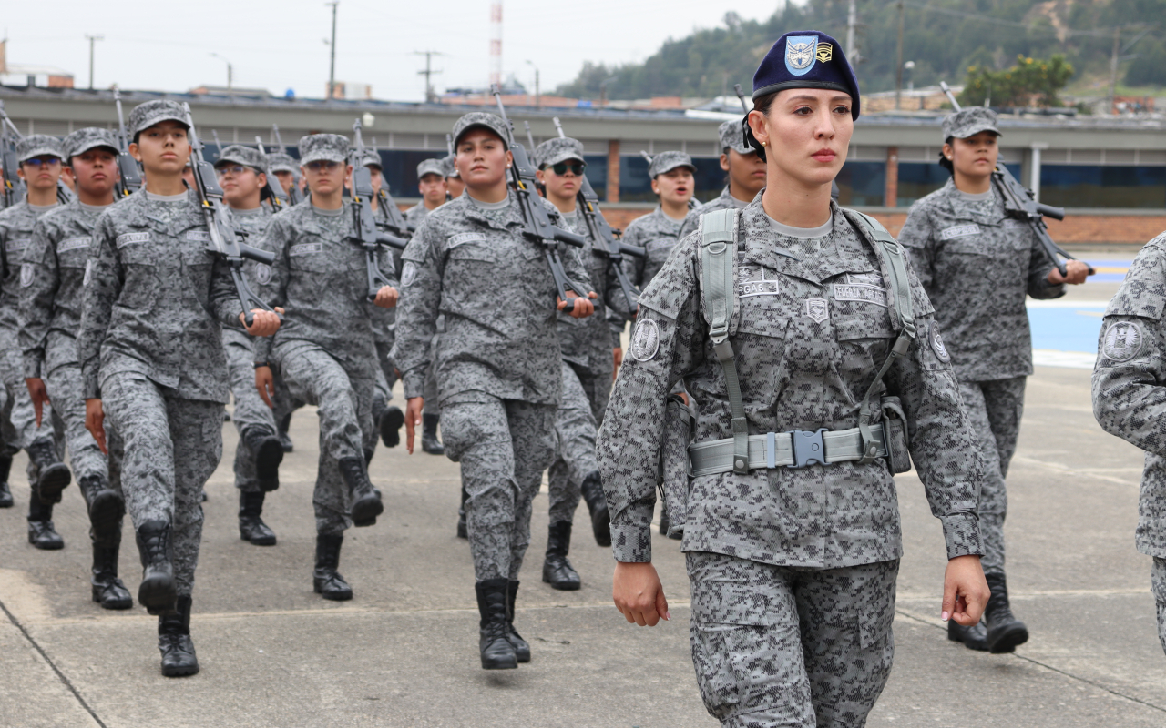 Valentía y vocación liderazgo femenino en la protección de bases aéreas