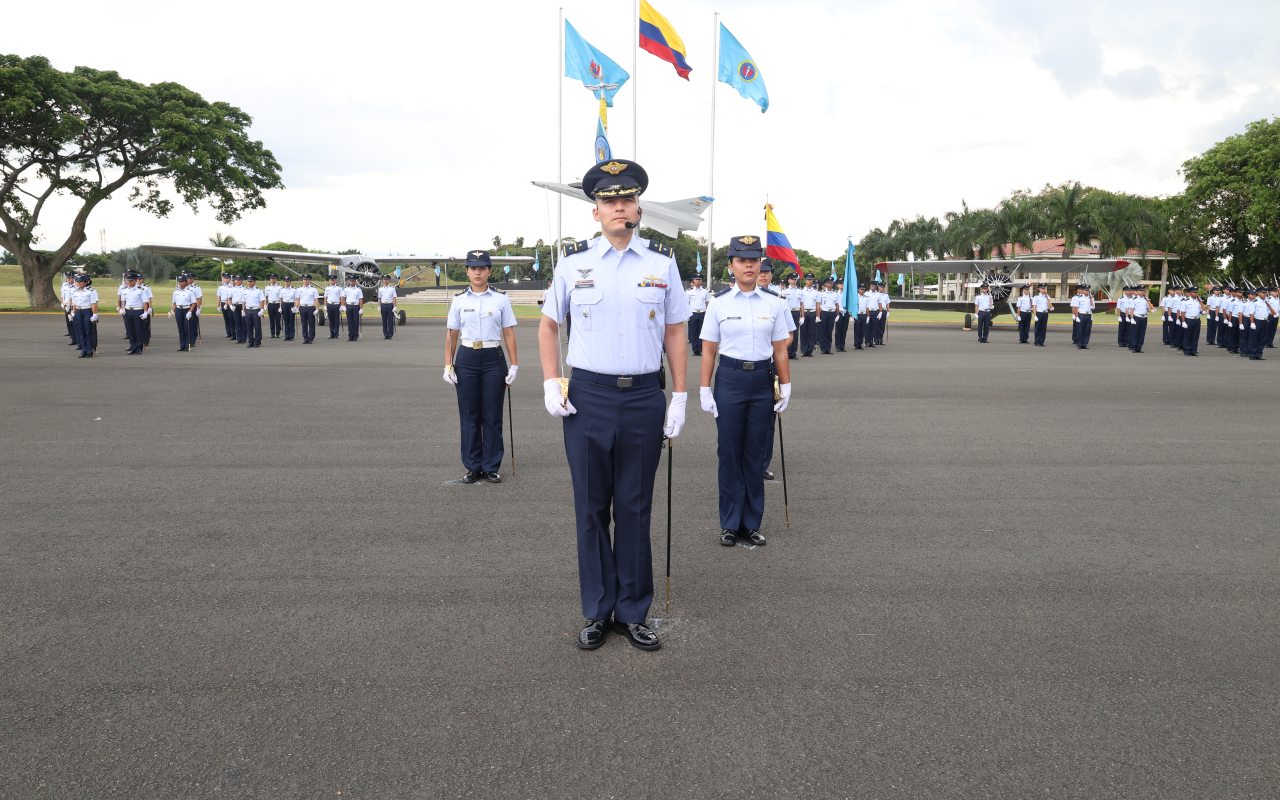 El poder aéreo del suroccidente honra 13 años con ascensos y medallas 