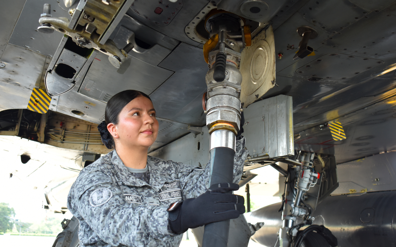 Nataly Salinas Suboficial con las botas bien puestas que abastece aeronaves militares