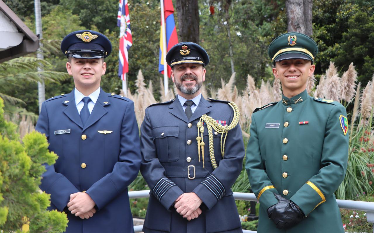 Oficiales colombianos cruzan fronteras entorno a la vocación militar