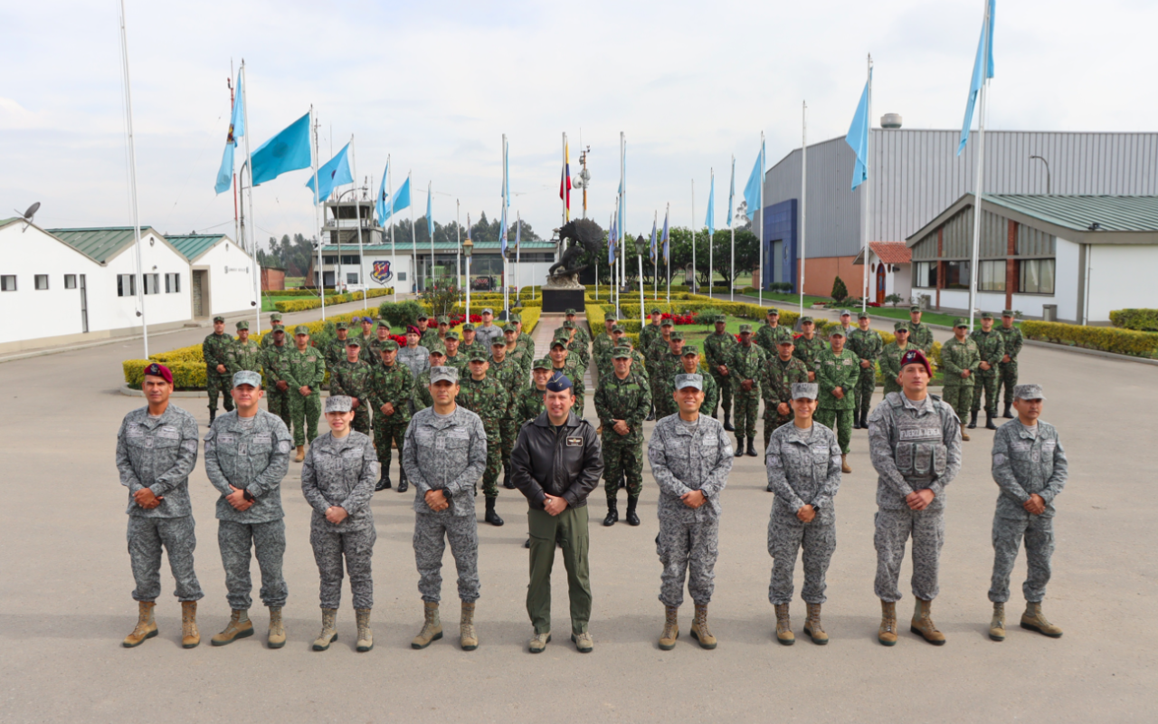 Suboficiales de alta jerarquía fortalecen su liderazgo durante visita al CAMAN