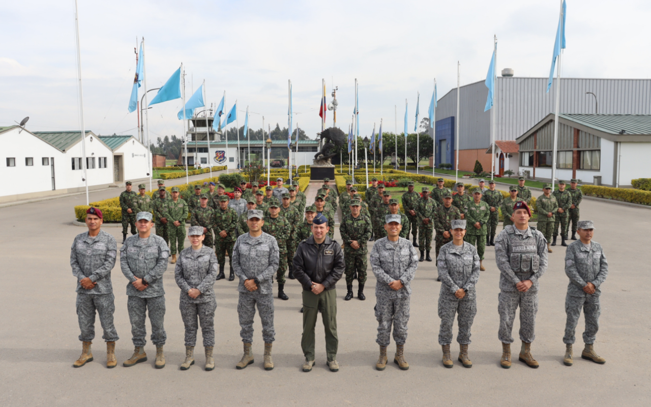 Suboficiales de alta jerarquía fortalecen su liderazgo durante visita al CAMAN