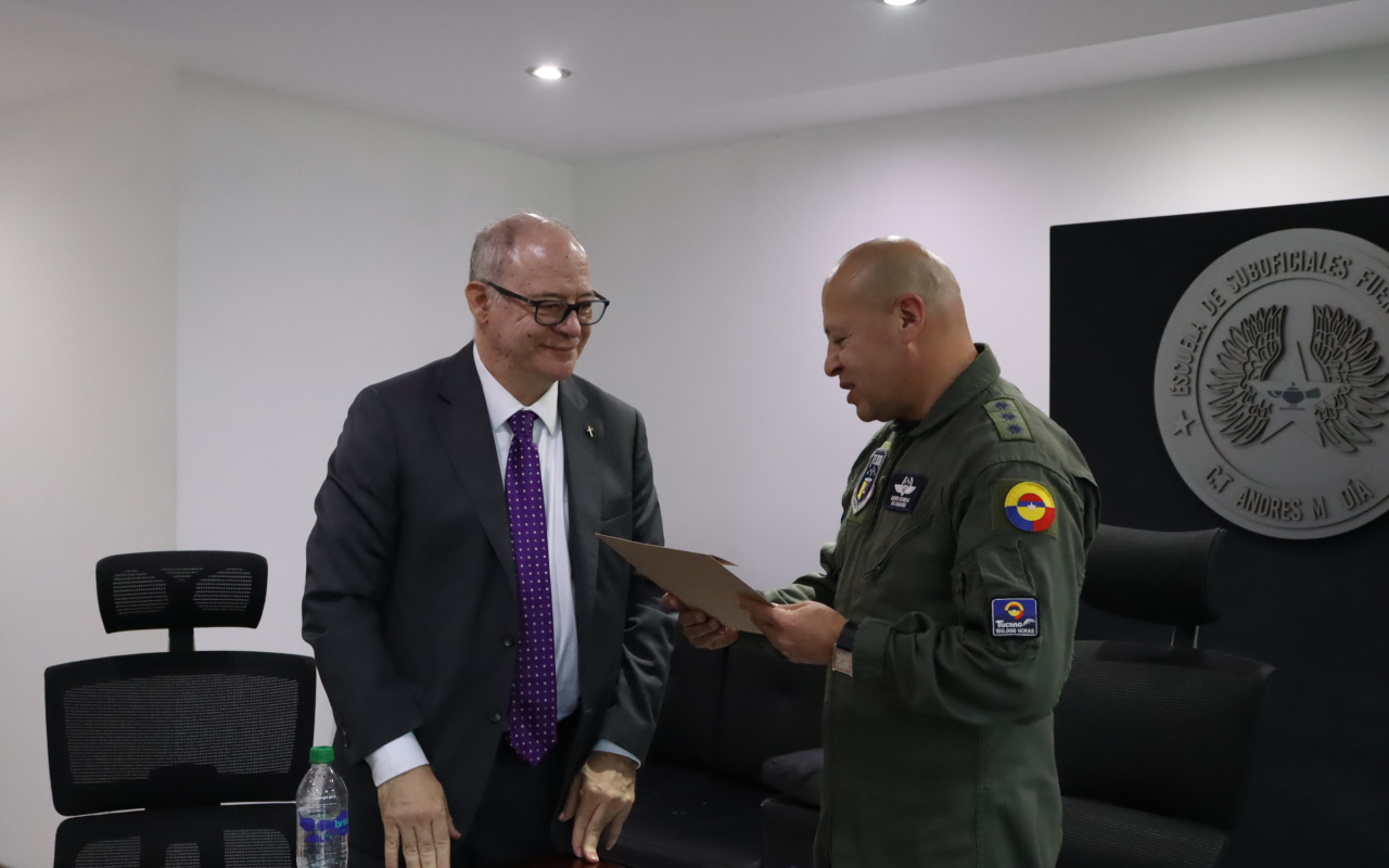 Fuerza Aeroespacial Colombiana recibe visita universitaria para fortalecer las capacidades tecnológicas