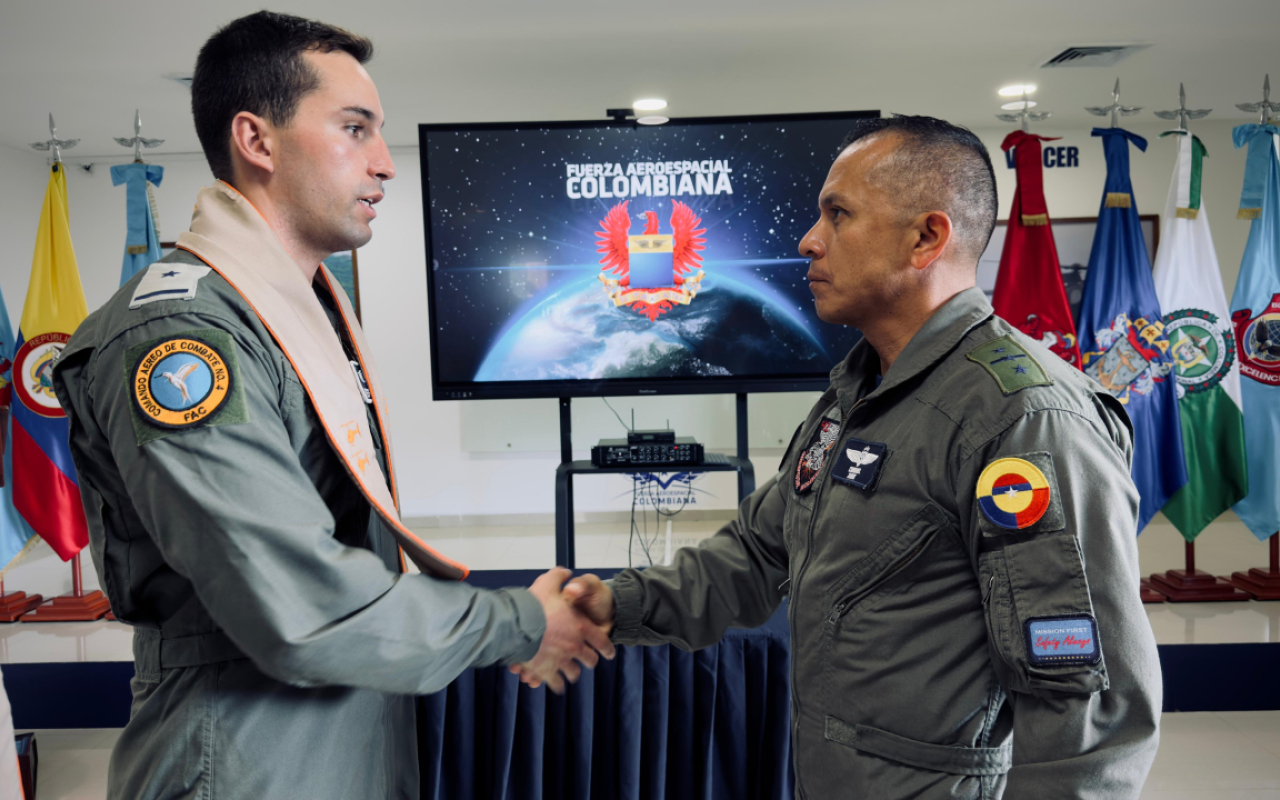 Oficiales chilenos alcanzan hito operativo en la Escuela Internacional de Helicópteros