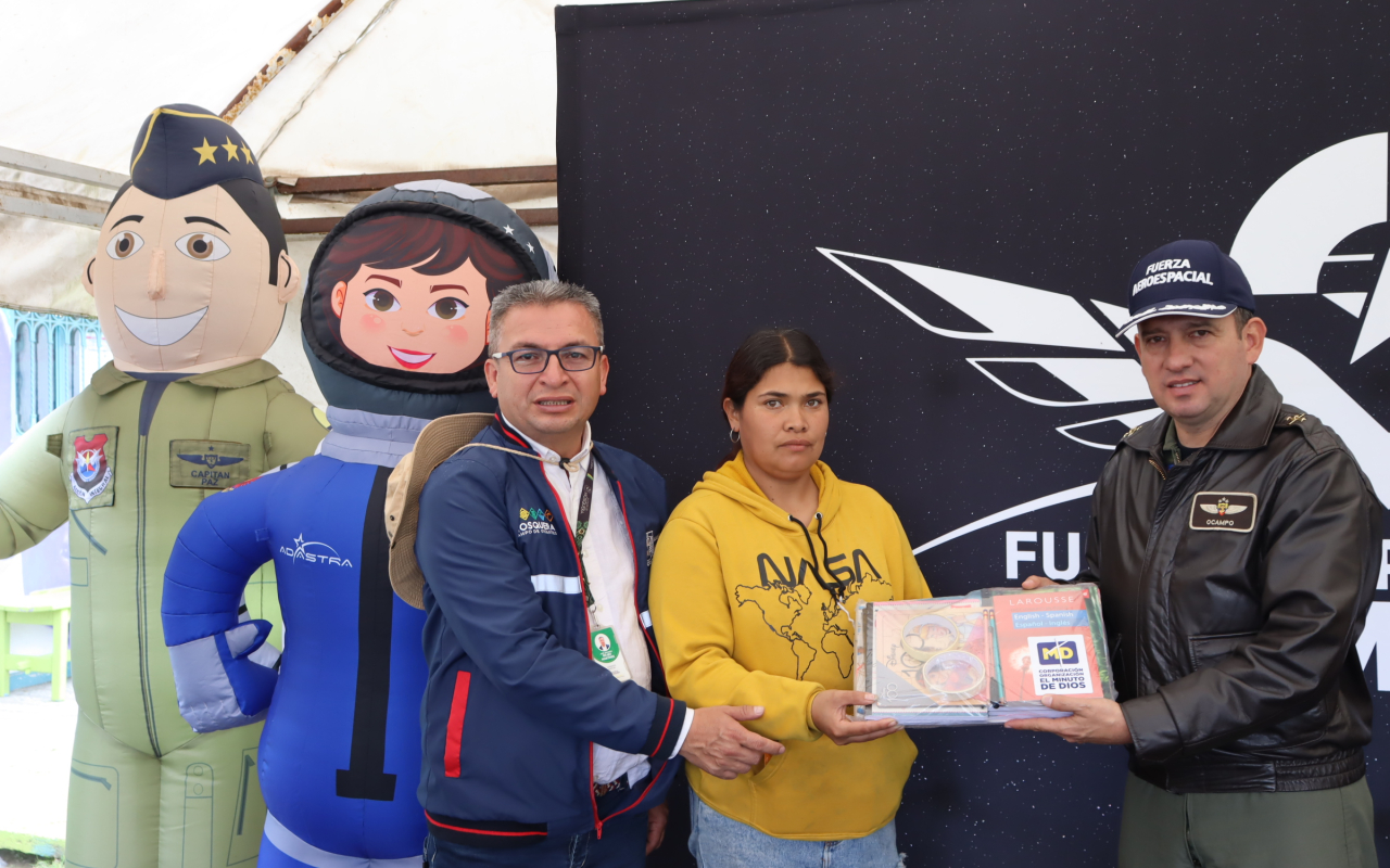 Entrega de kits escolares promueve la educación en la vereda El Pencal