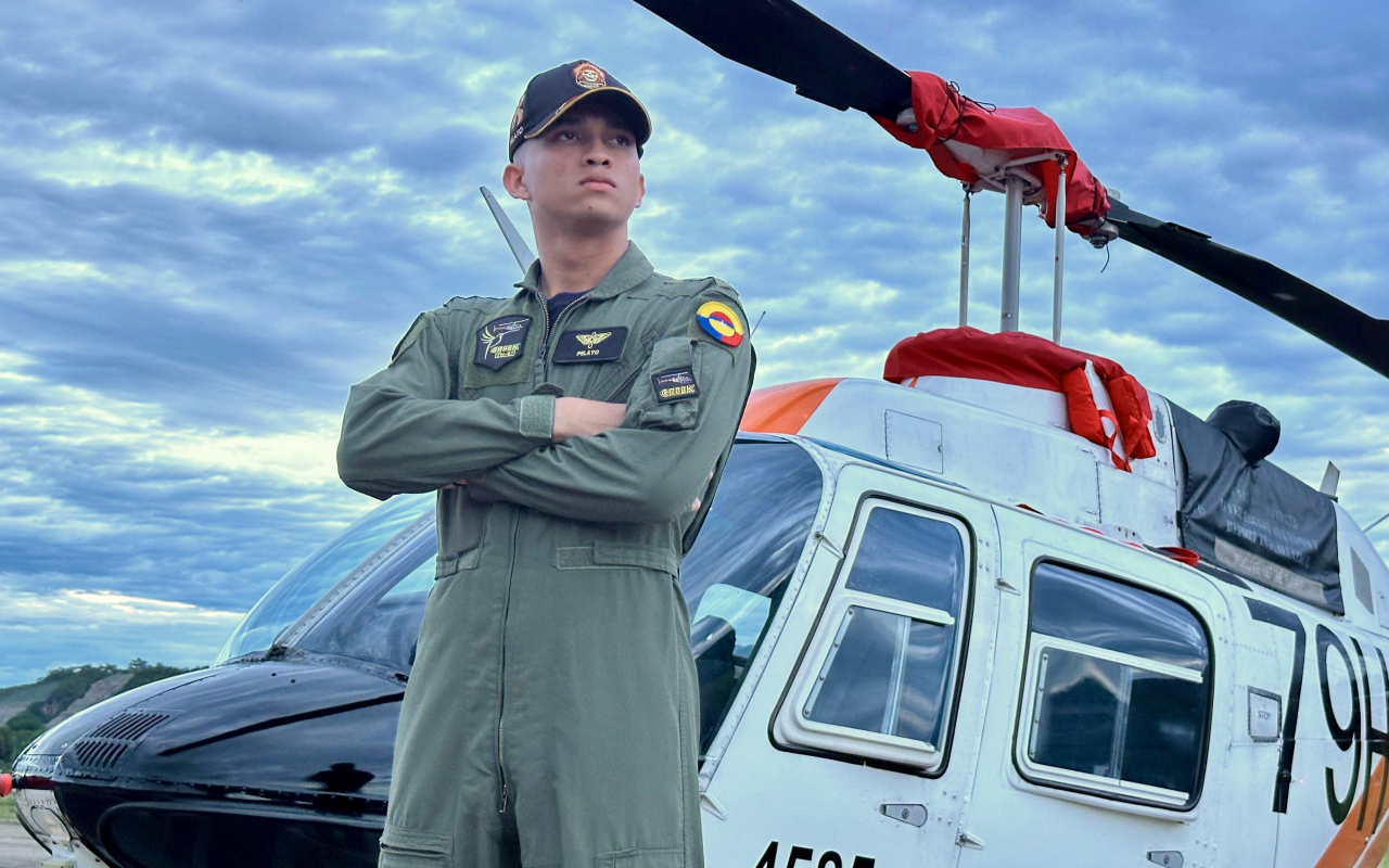     Un joven cordobés cumplió el sueño de volar un helicóptero