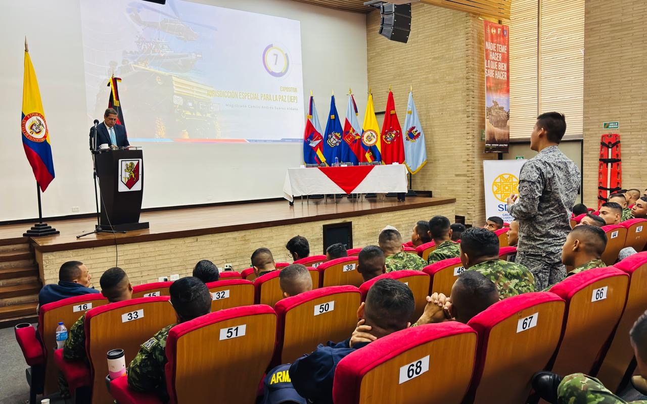 Fuerza Aeroespacial Colombiana fortalece conocimiento institucional sobre el Sistema Integral para la Paz