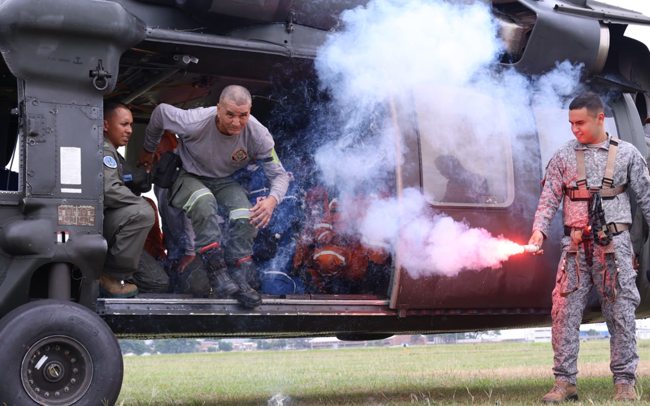 Organismos de socorro y Fuerza Aeroespacial entrenan para fortalecer coordinación operativa
