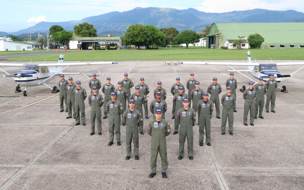 Disciplina y vocación forjan una nueva generación de pilotos militares 