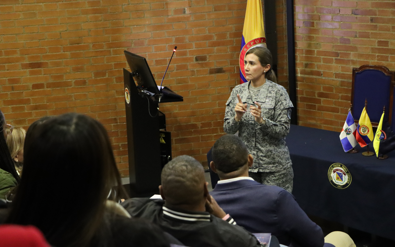 La Fuerza Aeroespacial Colombiana comparte su experiencia en operaciones militares con enfoque de género
