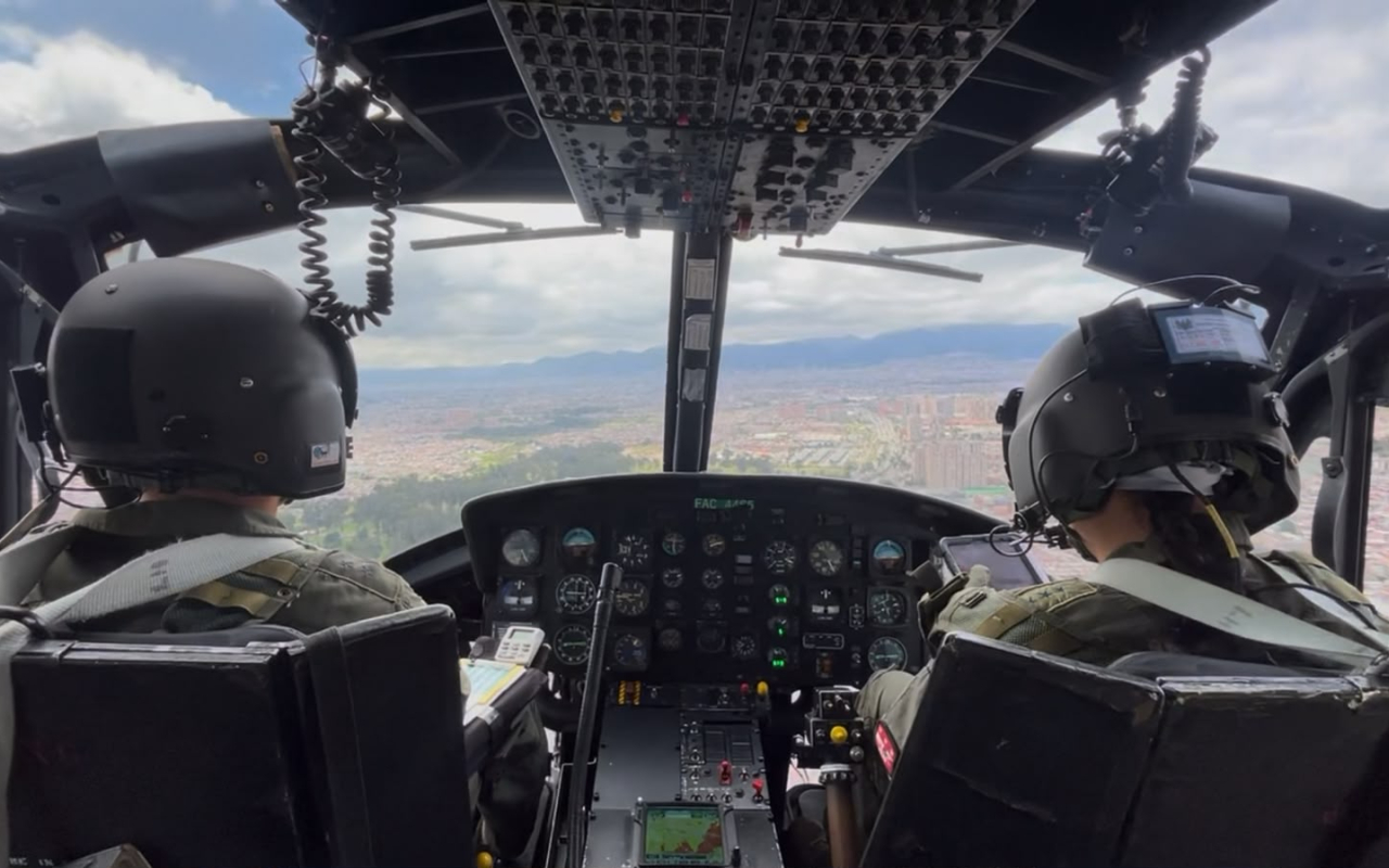 Desde los cielos de Bogotá, la FAC vela por la seguridad de la jornada electoral.