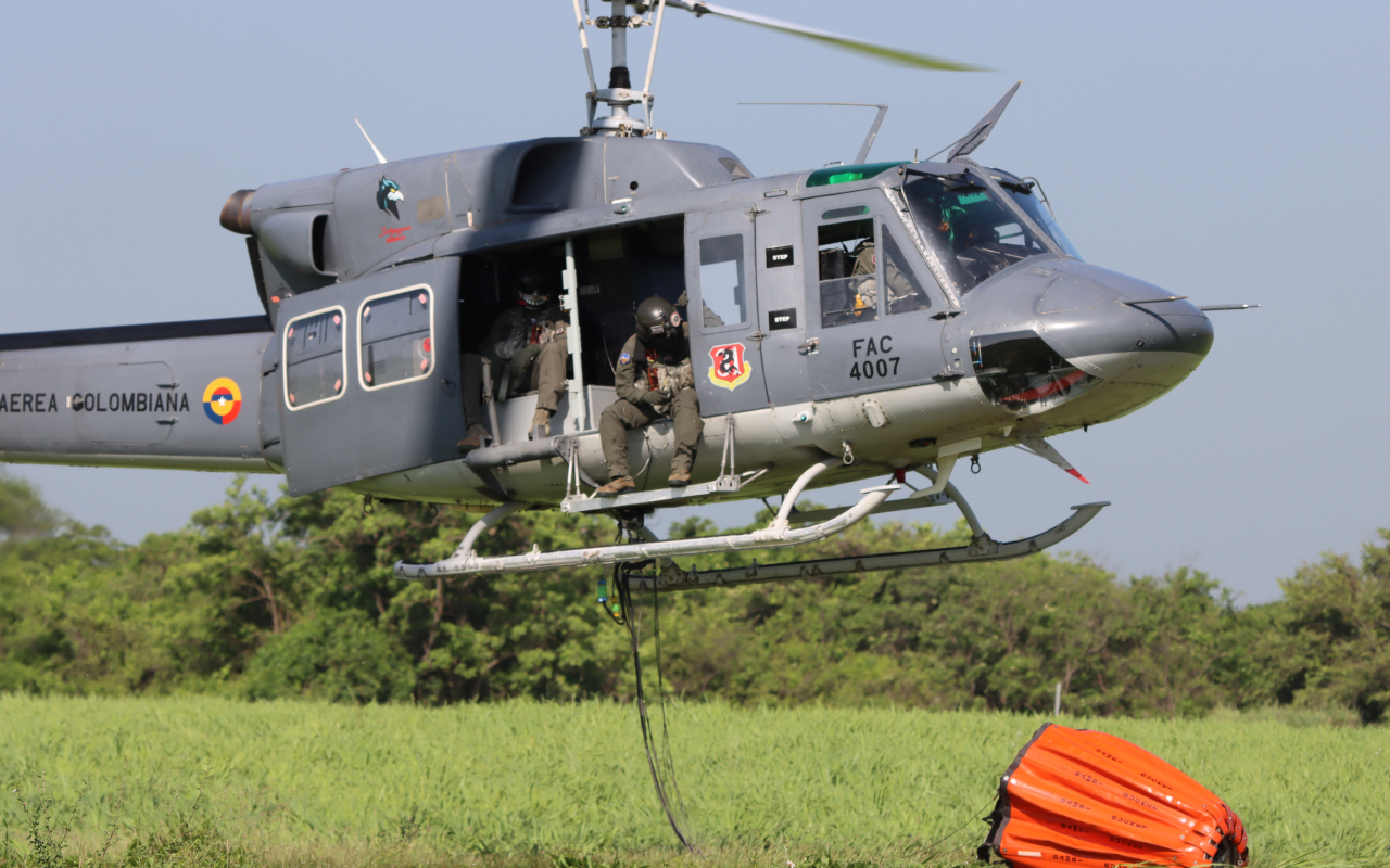 Tripulaciones entrenan para la atención de incendios forestales con sistema Bambi Bucket
