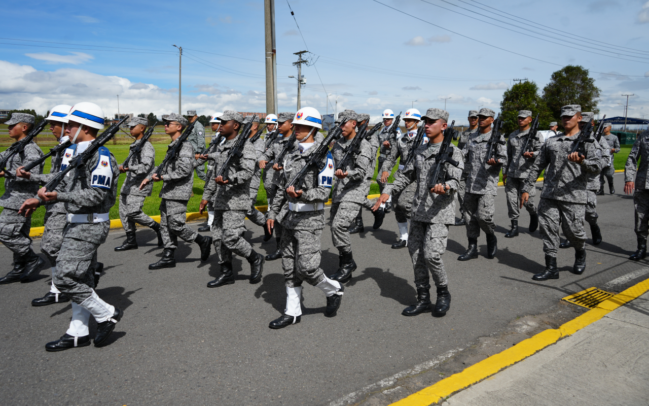 Con disciplina y honor, cadetes y militares llegan a Bogotá para celebrar la Independencia