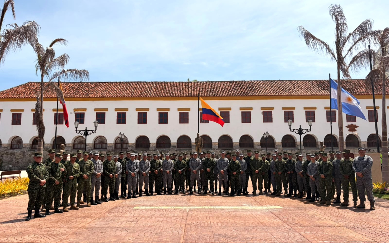 En la academia el púrpura representa unión entre las Fuerzas Militares