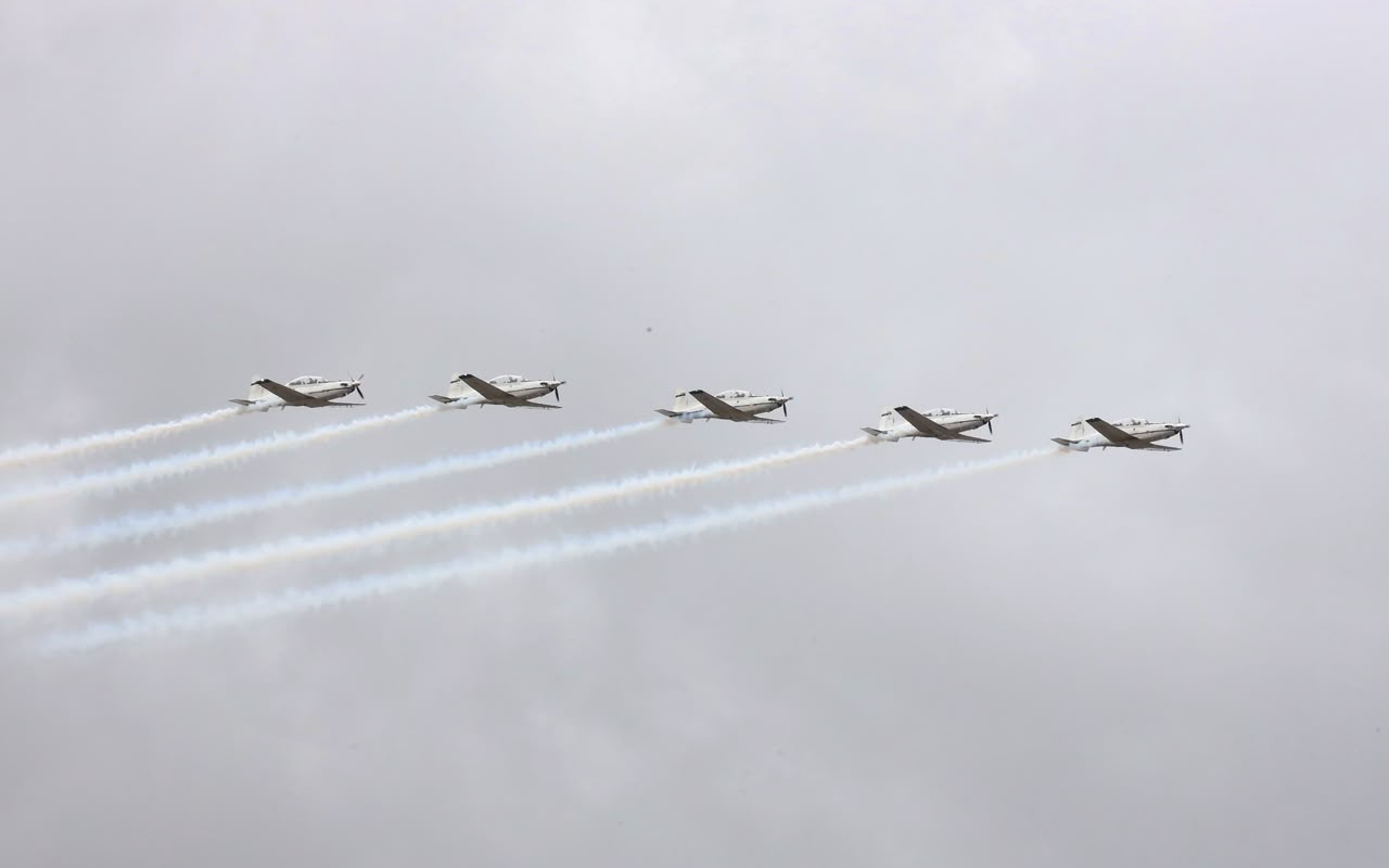 Hoy en cielo y tierra la Fuerza Aeroespacial desfiló por los colombianos