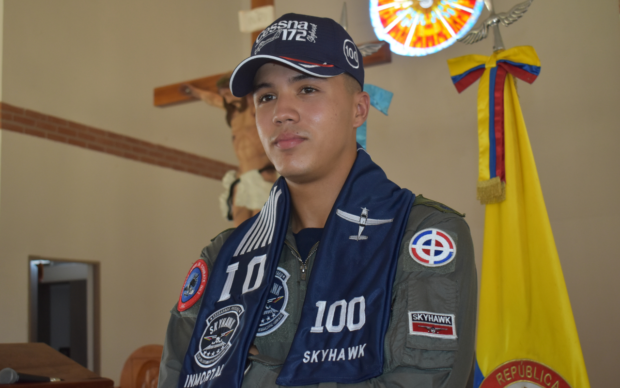 Cadete Dominicano destaca en curso de vuelo y recibe tradicional bufanda en Colombia