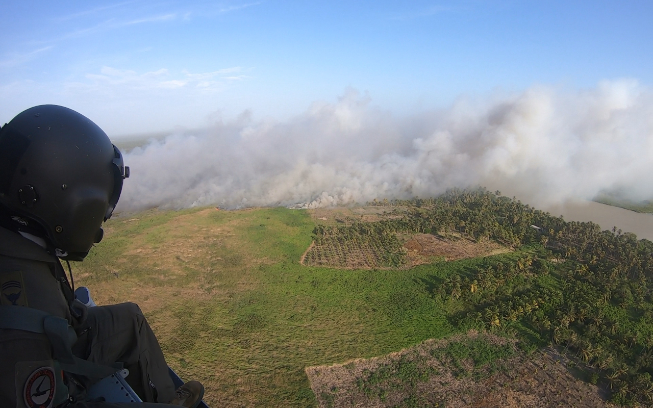 Desplegadas capacidades aéreas para atender incendio forestal en Isla Salamanca