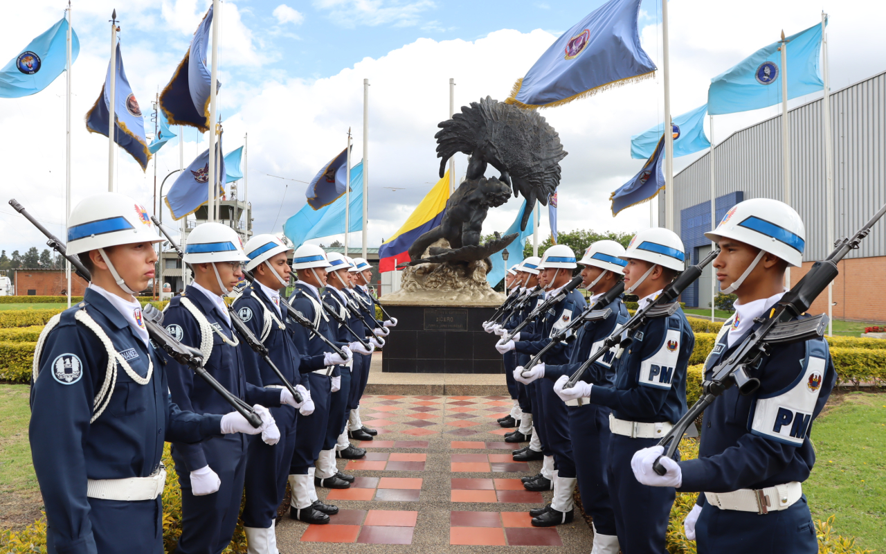 Personal militar conmemora el Día del Héroe Nacional y sus Familias