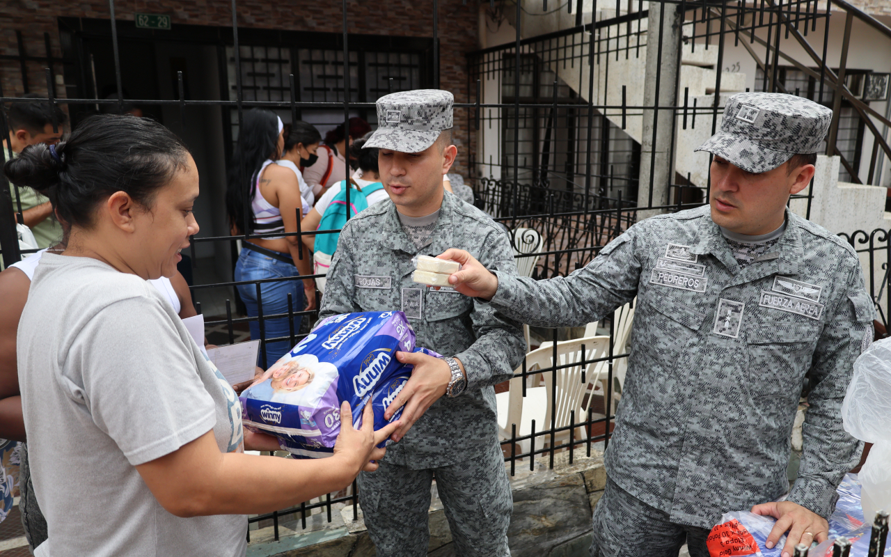Fuerza Aeroespacial lleva bienestar a familias vulnerables de Santiago de Cali
