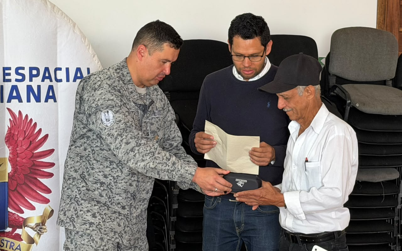Gafas formuladas mejoran la salud visual de la comunidad en Sutamarchán, Boyacá