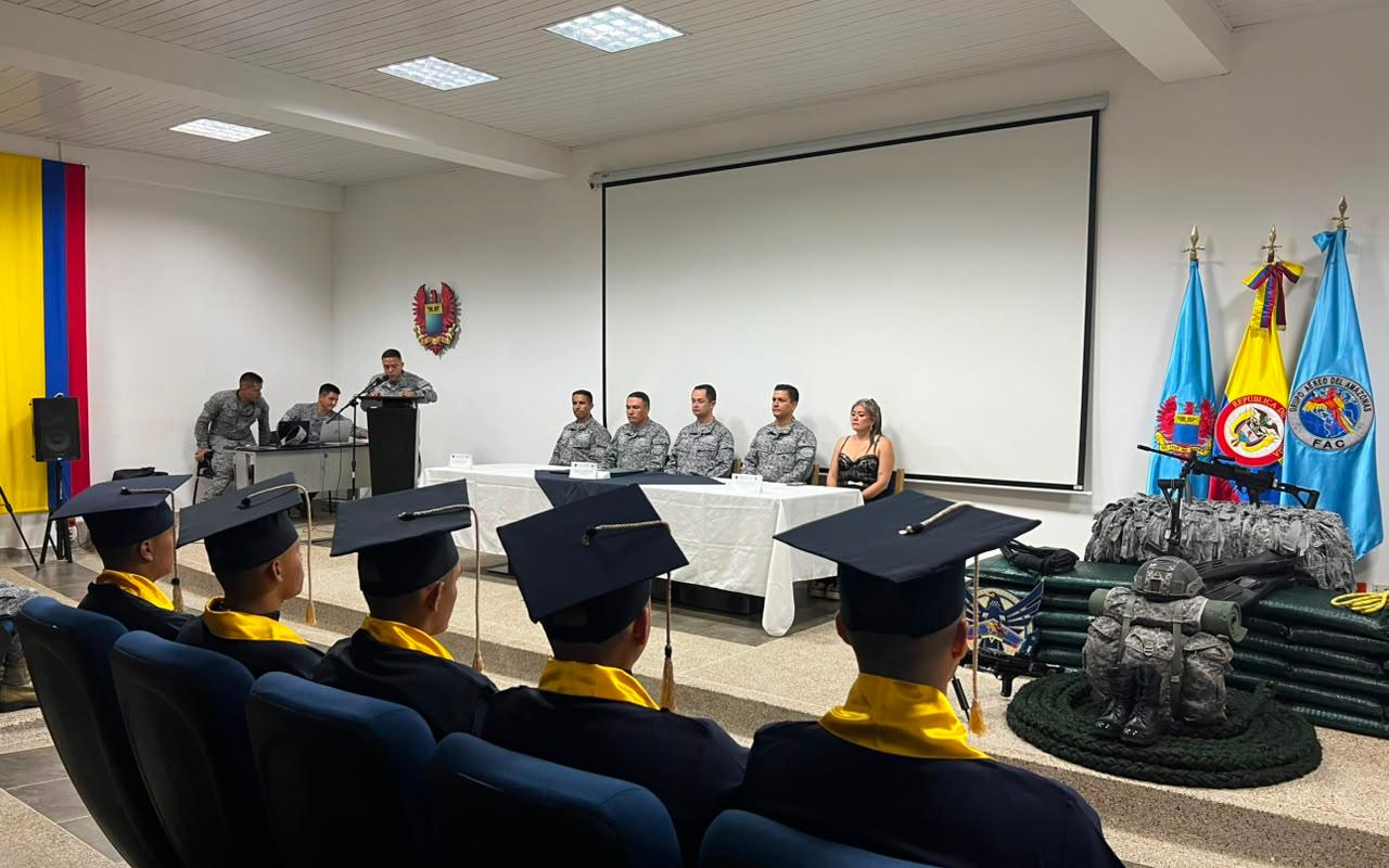 Cinco Soldados culminan su educación media en el Grupo Aéreo del Amazonas