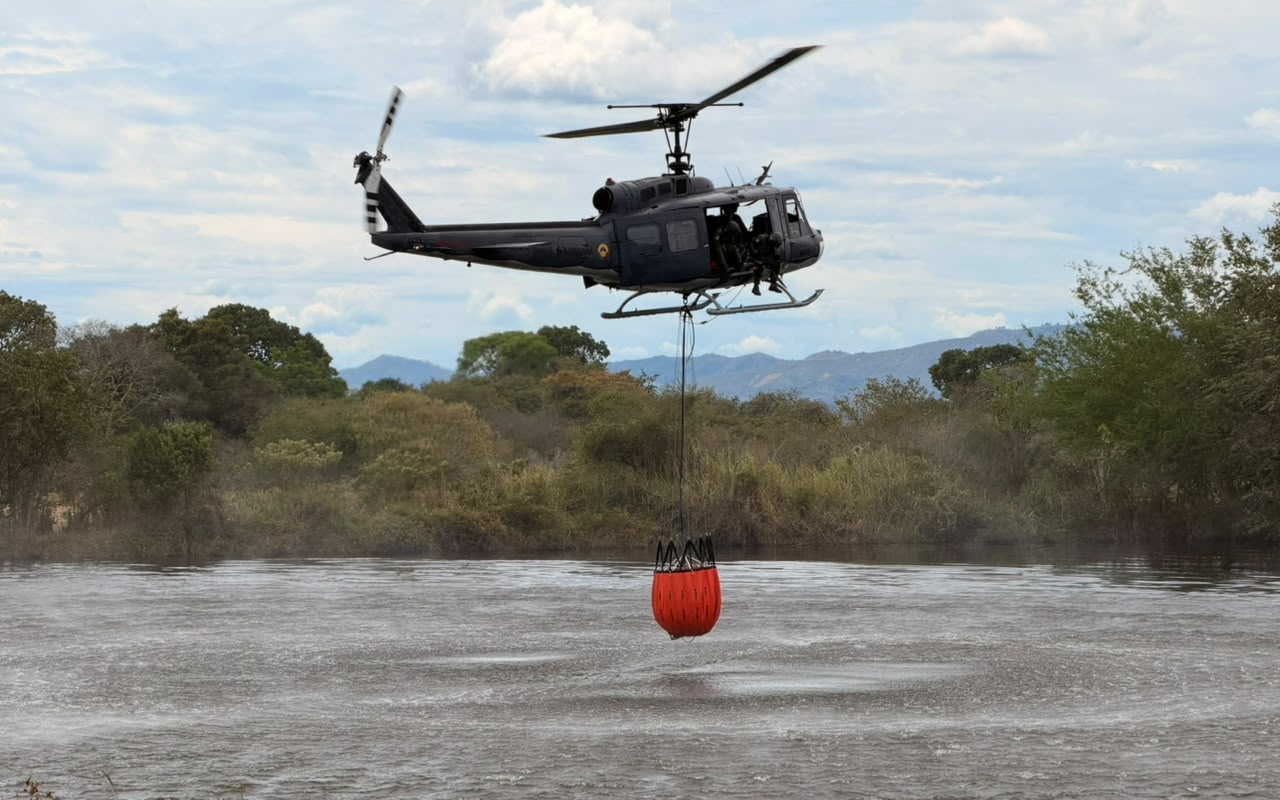 Apoyo aéreo fortalece las labores para controlar incendio forestal en zona rural de Ibagué