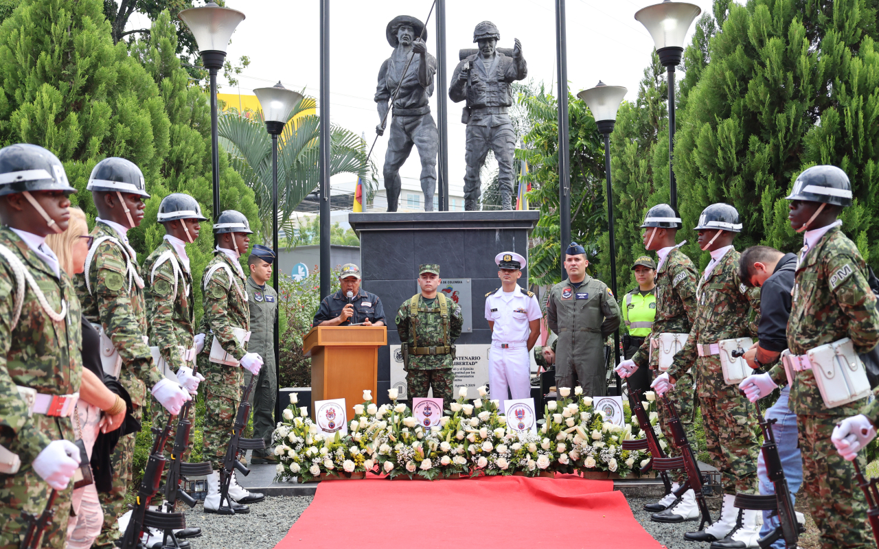 Ofrenda floral exaltó el honor y compromiso de los héroes de Colombia
