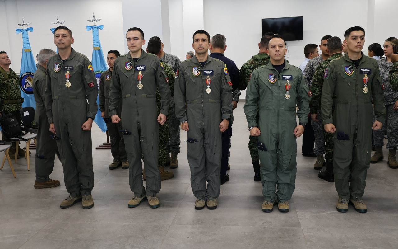 Personal militar de la Fuerza Aeroespacial recibe condecoración por resultados operacionales