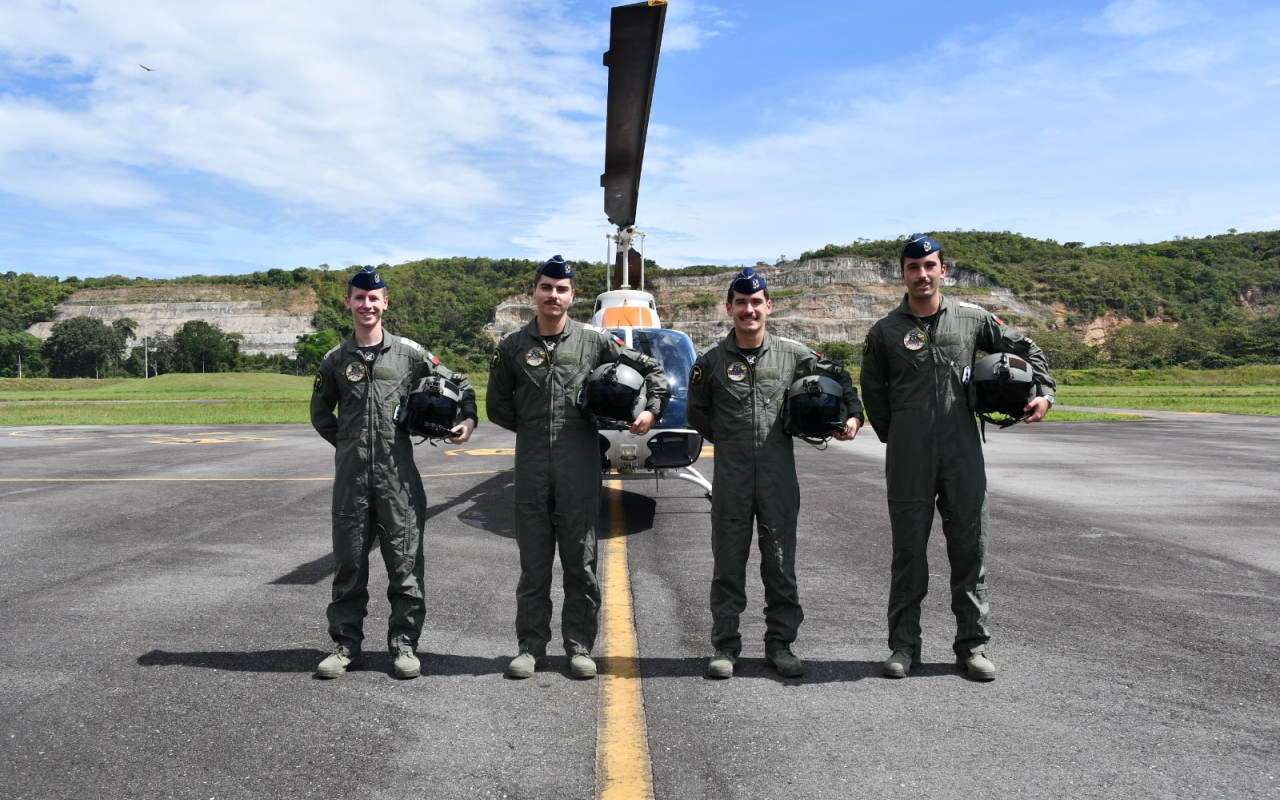 Oficiales chilenos cumplen su primer vuelo solo en helicóptero TH-67