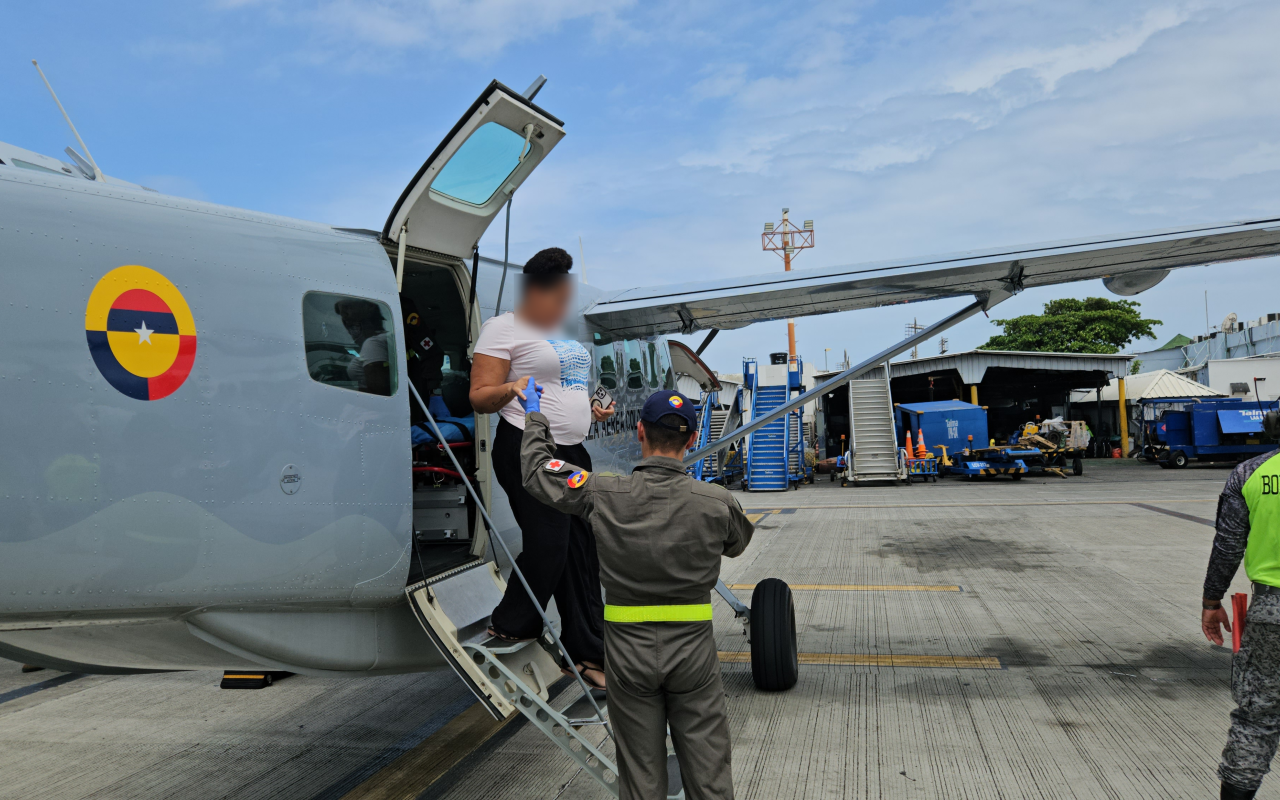 Traslado aeromédico desde Providencia facilitó atención prioritaria para mujer gestante