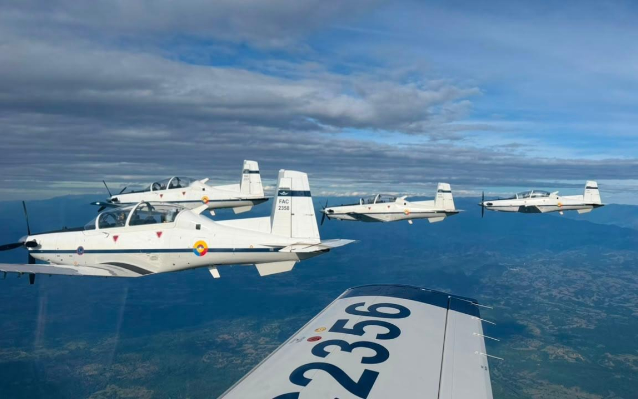 Volar solos un T-6 Texan II reto superado para cinco jóvenes colombianos 