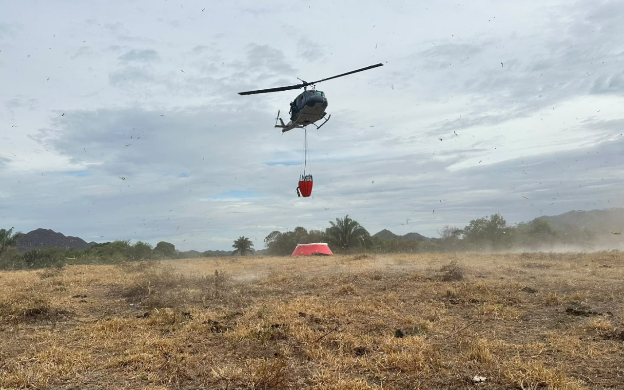Helicópteros de la Fuerza Aeroespacial combaten incendio en San Luis, Tolima