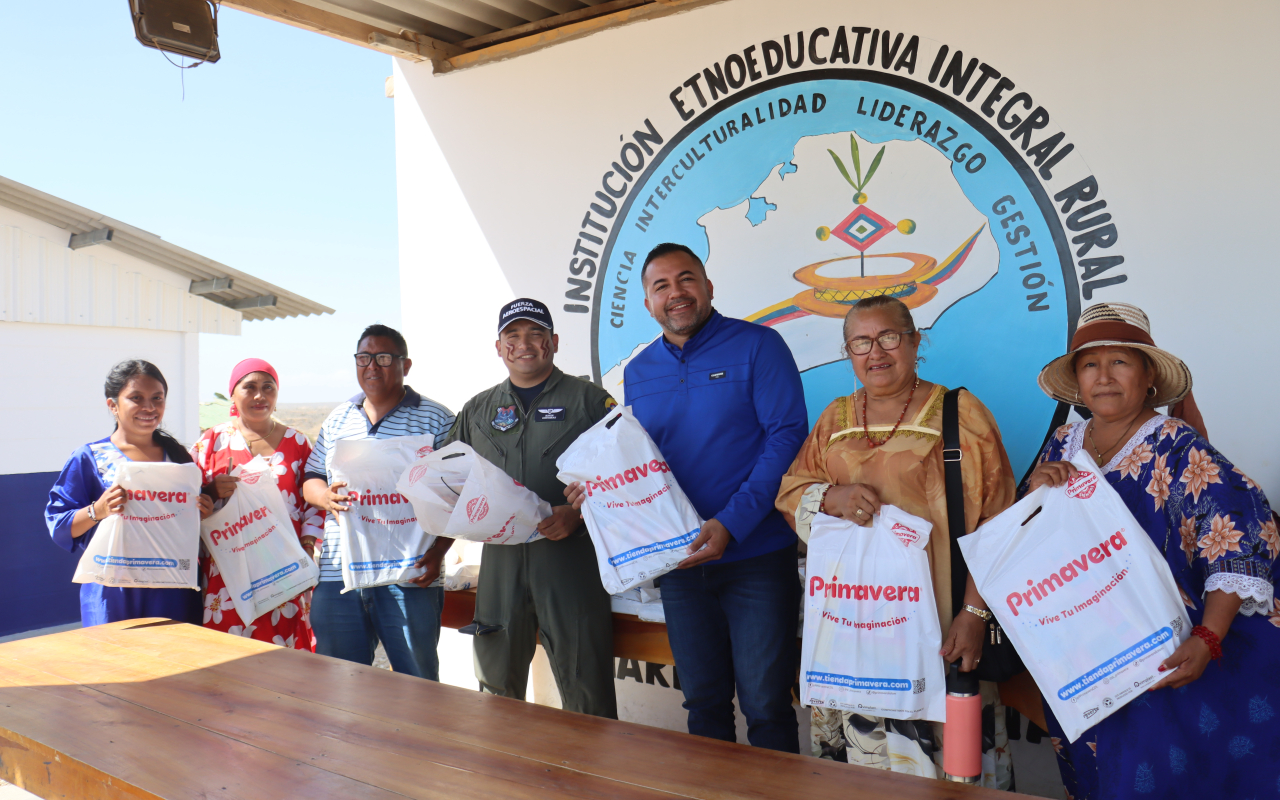 En La Flor, La Guajira comunidades indigenas reciben aulas y kits escolares