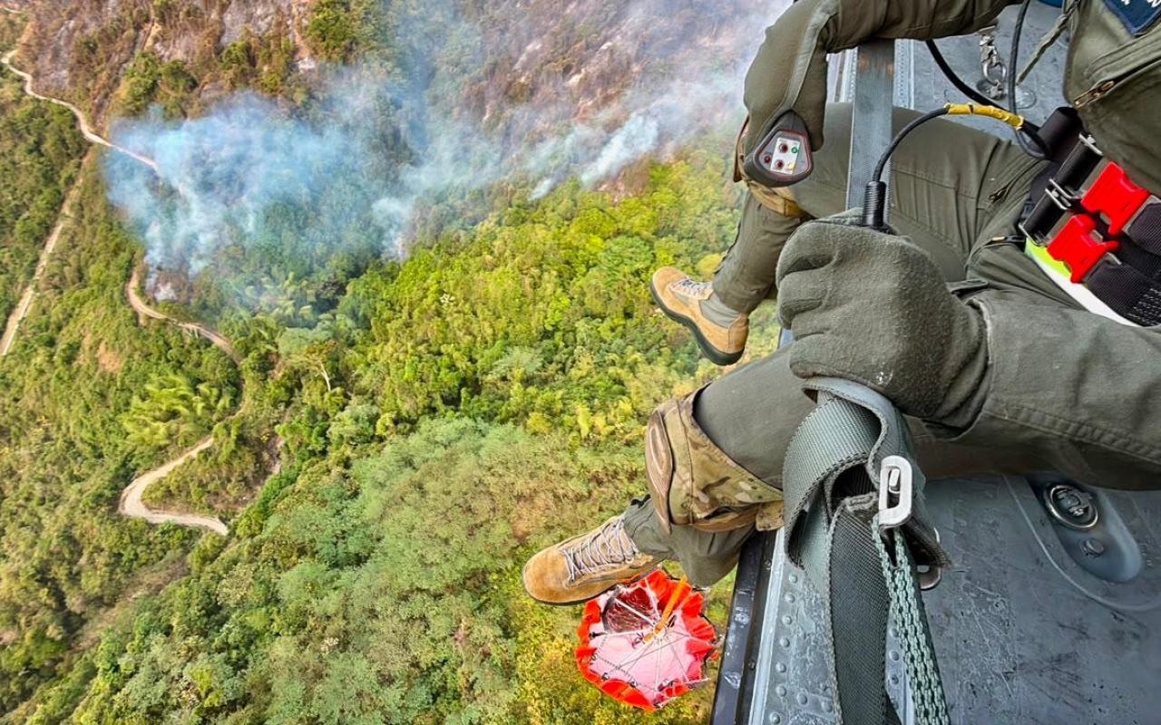 Desde el aire, Fuerza Aérea Colombiana responde a incendios forestales en Tolima y Antioquia