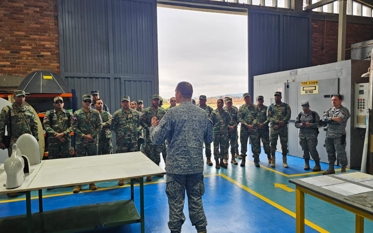 Delegación de la Fuerza Aérea de República Dominicana visita el Comando Aéreo de Mantenimiento