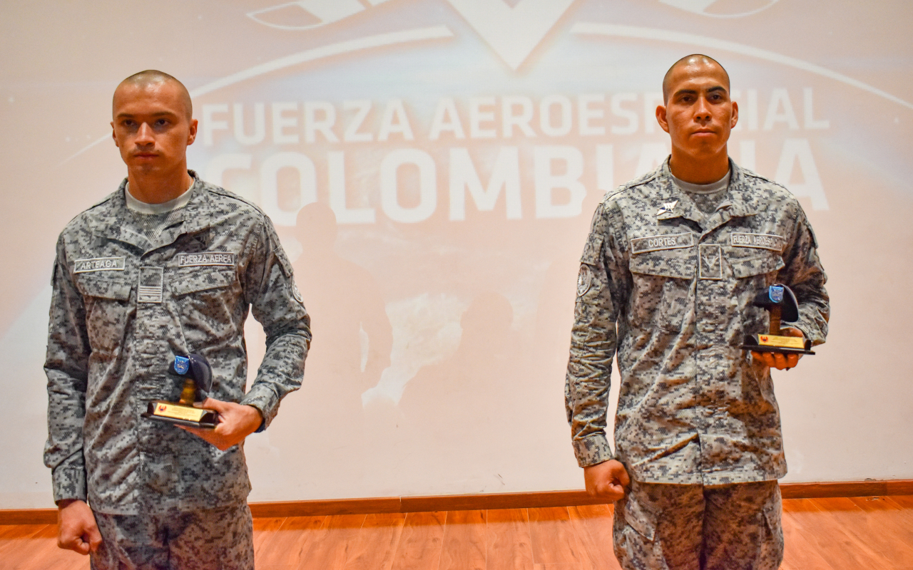 Huilense y tolimense destacan como primeros puestos en exigente curso militar 
