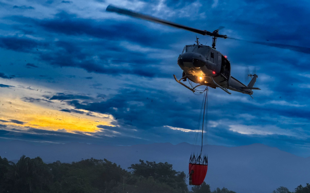 Fuerza Aeroespacial mantiene operaciones aéreas contra incendios forestales en el Tolima